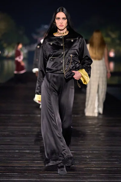 Look 48